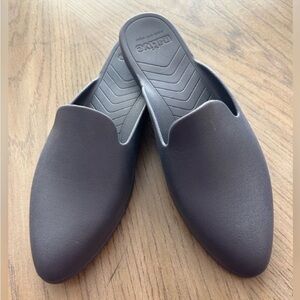 Native gray women's rubber slides. Size W9